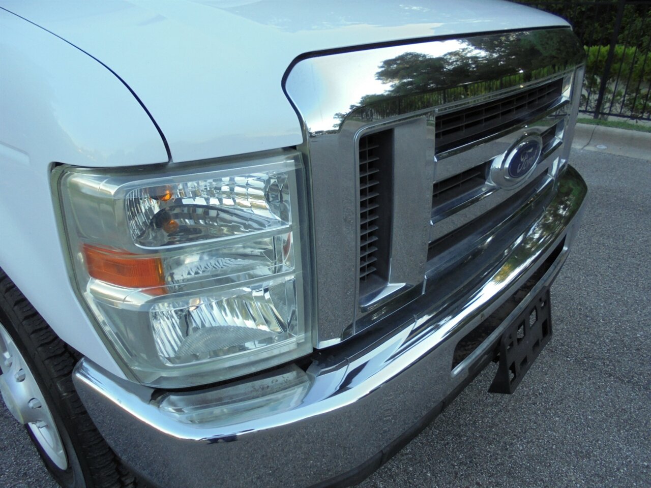 2009 Ford E-350 SD XLT  Handicap equipped VMI - Photo 6 - Deland, FL 32720