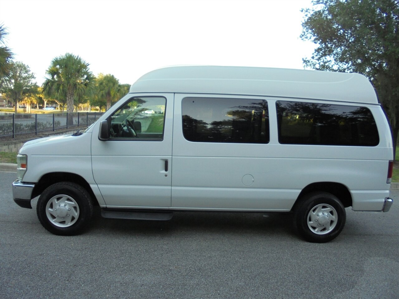 2009 Ford E-350 SD XLT  Handicap equipped VMI - Photo 15 - Deland, FL 32720