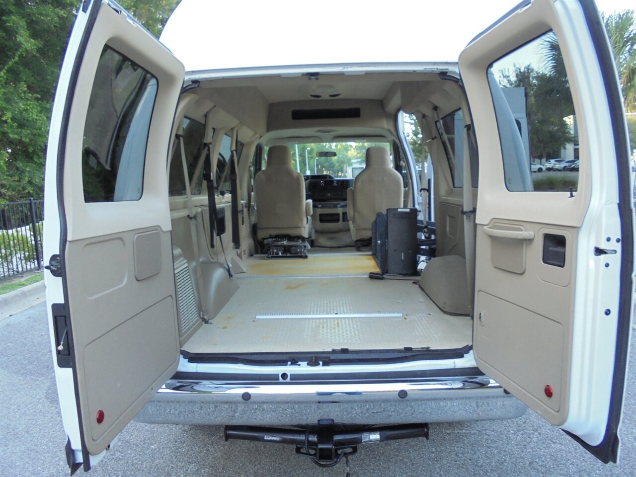 2009 Ford E-350 SD XLT  Handicap equipped VMI - Photo 37 - Deland, FL 32720