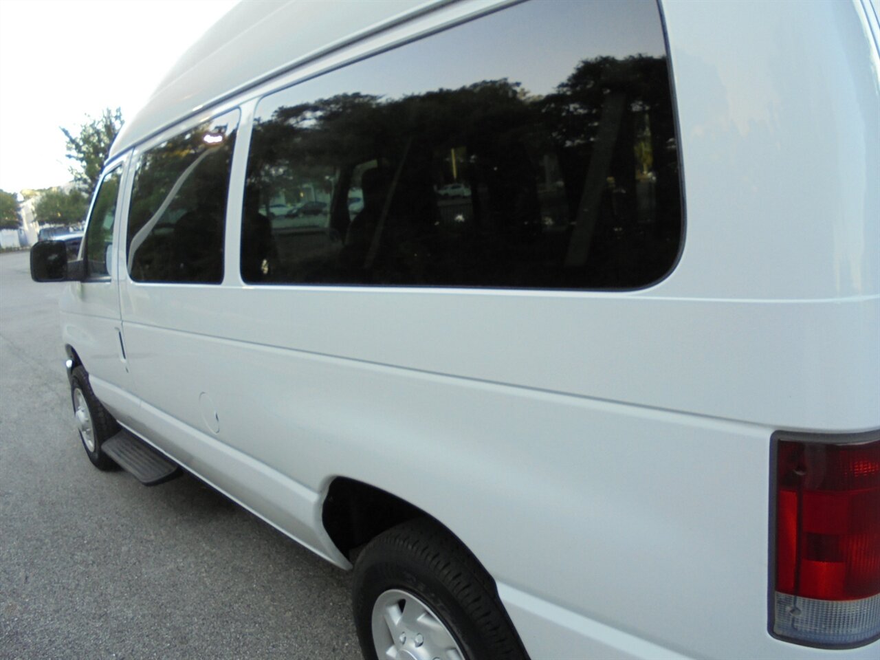 2009 Ford E-350 SD XLT  Handicap equipped VMI - Photo 12 - Deland, FL 32720