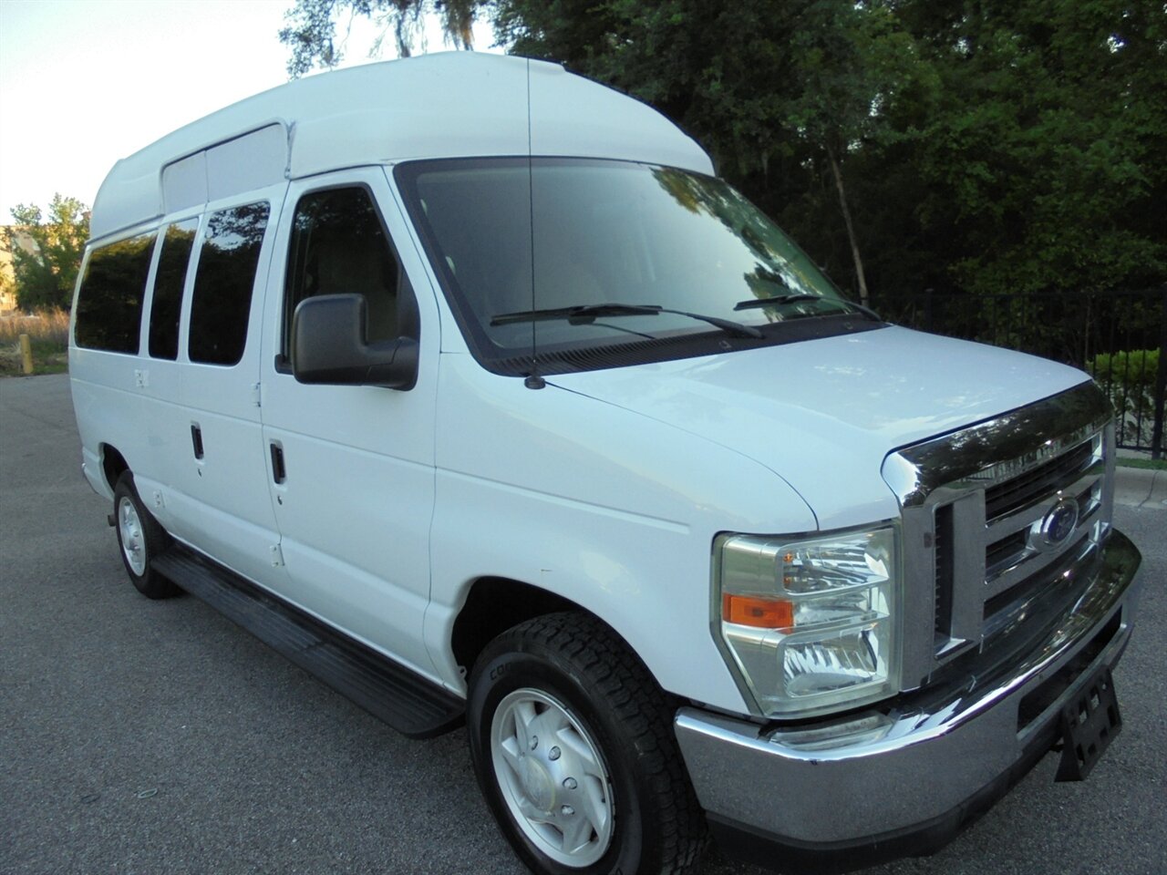 2009 Ford E-350 SD XLT  Handicap equipped VMI - Photo 1 - Deland, FL 32720