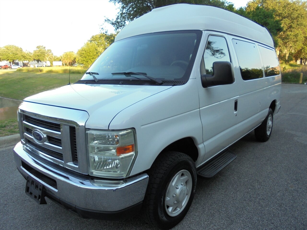 2009 Ford E-350 SD XLT  Handicap equipped VMI - Photo 2 - Deland, FL 32720