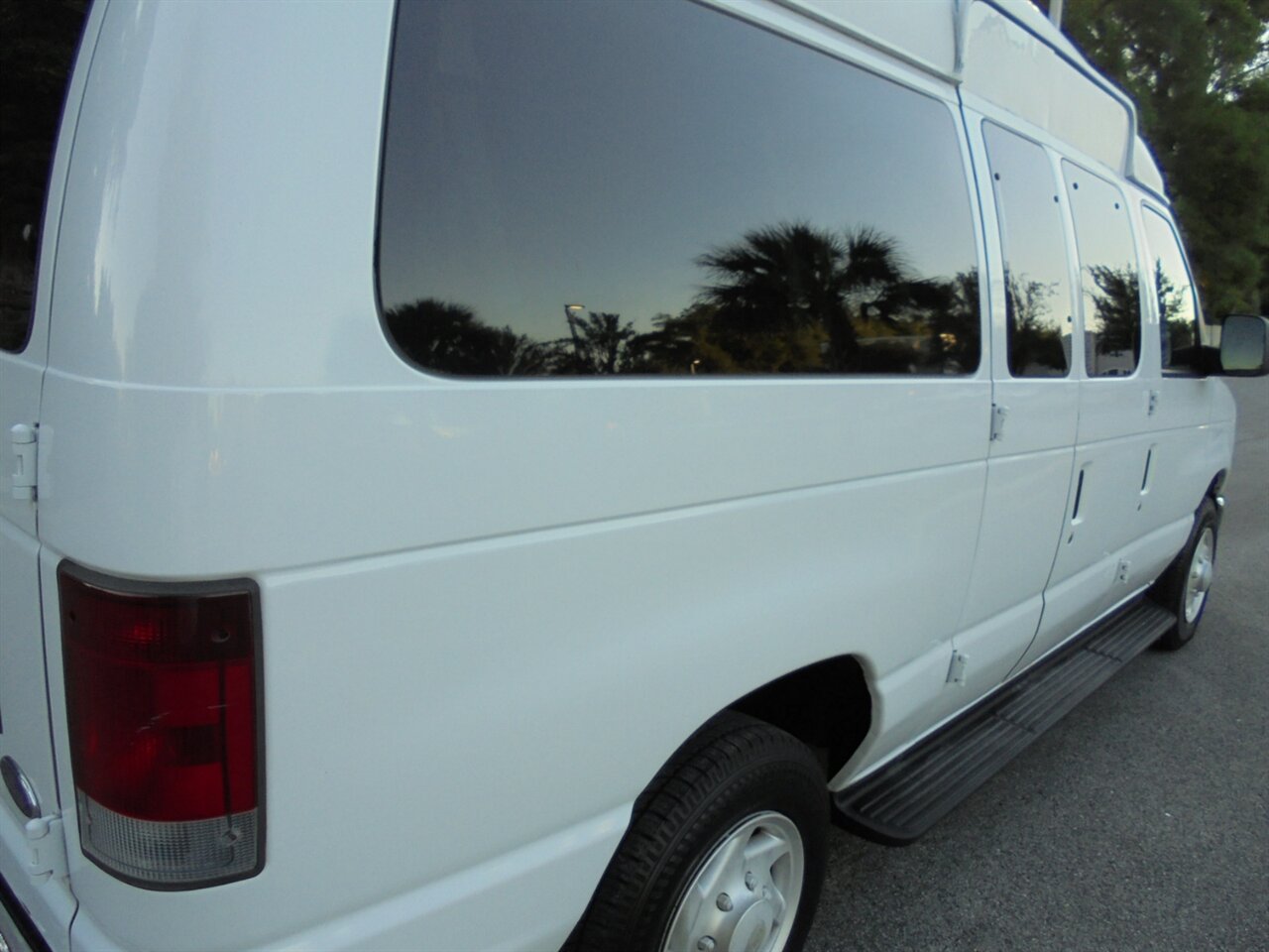 2009 Ford E-350 SD XLT  Handicap equipped VMI - Photo 13 - Deland, FL 32720