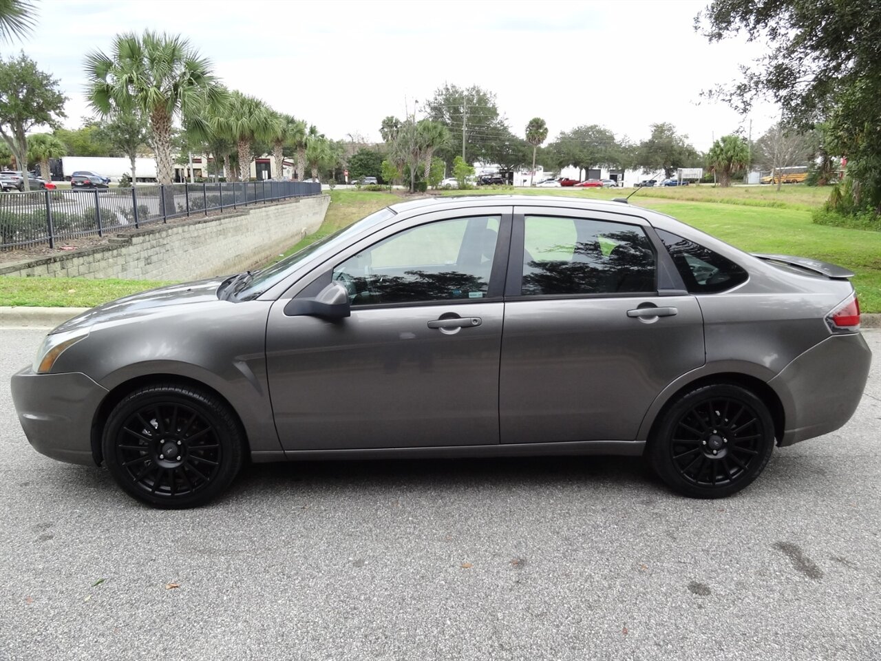 2011 Ford Focus Sport SES   - Photo 17 - Deland, FL 32720