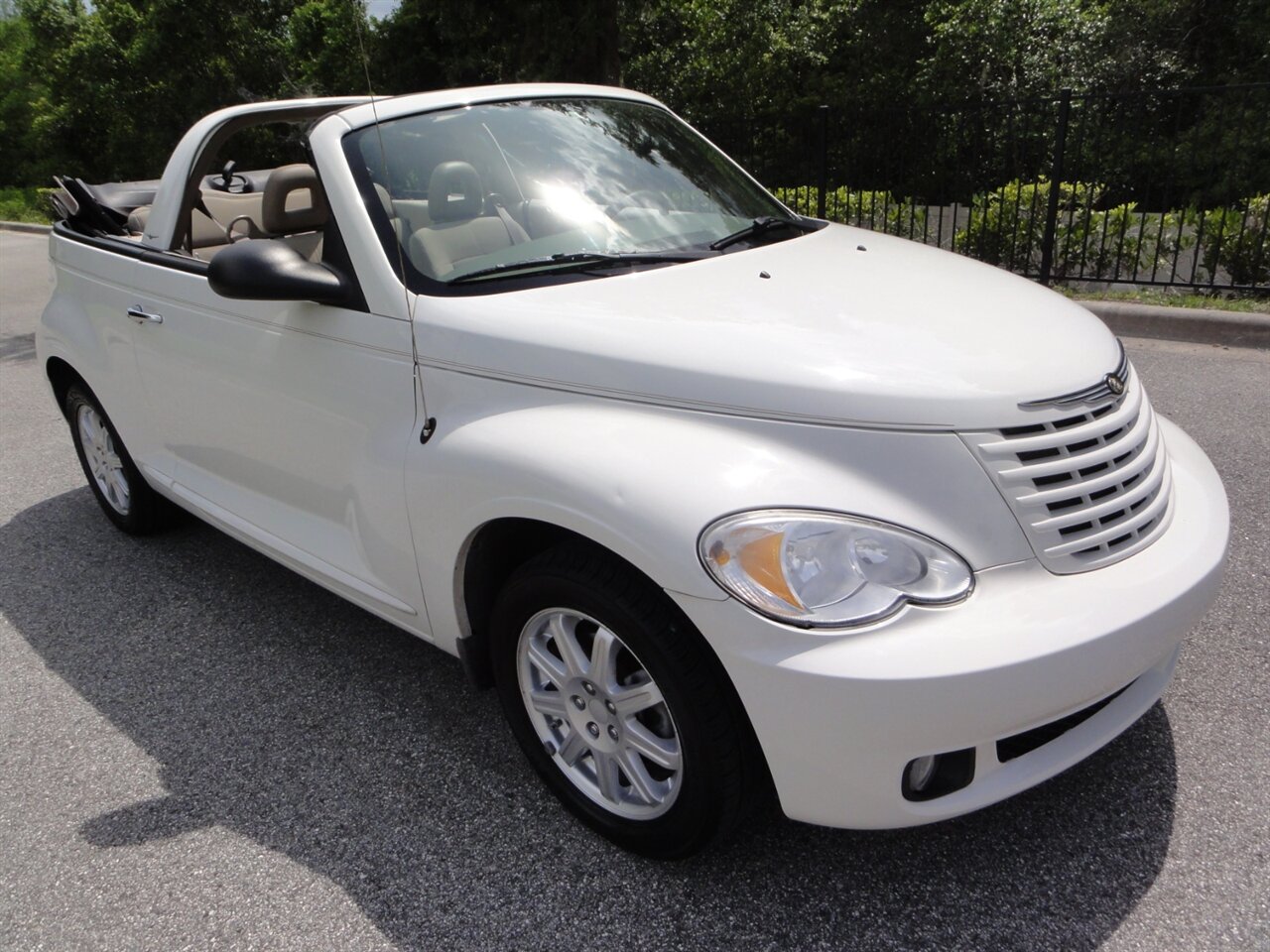 2008 Chrysler PT Cruiser Convertible   - Photo 1 - Deland, FL 32720