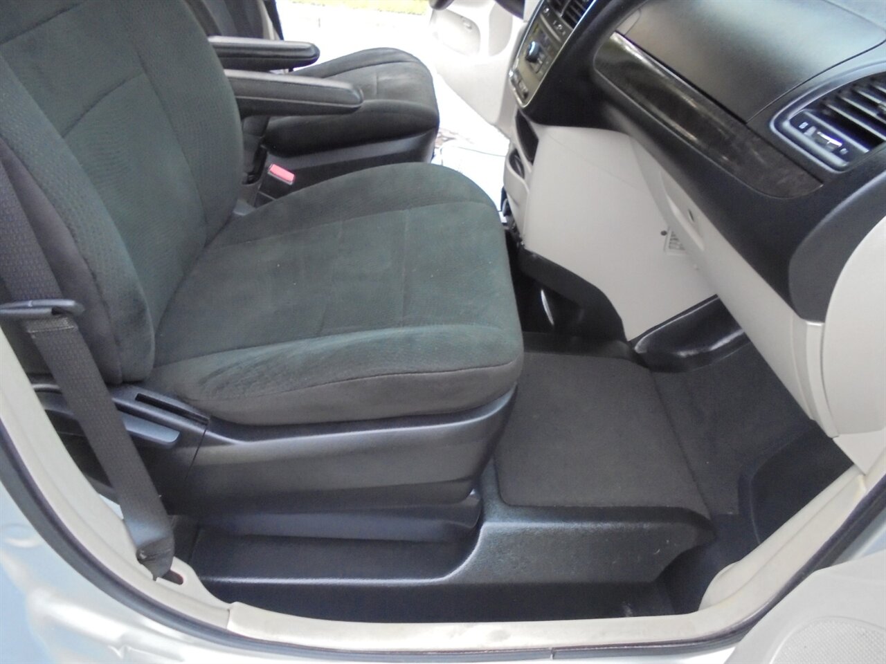 2012 Dodge Grand Caravan Crew  BraunAbility handicap van - Photo 37 - Deland, FL 32720