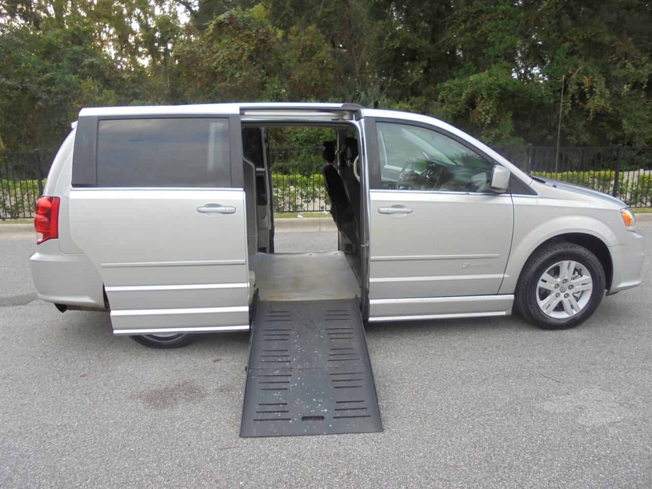 2012 Dodge Grand Caravan Crew  BraunAbility handicap van - Photo 42 - Deland, FL 32720