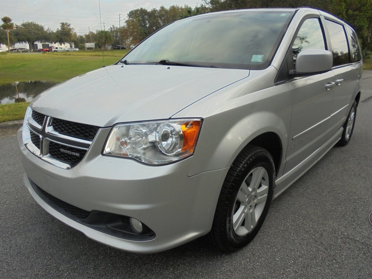 2012 Dodge Grand Caravan Crew  BraunAbility handicap van - Photo 2 - Deland, FL 32720