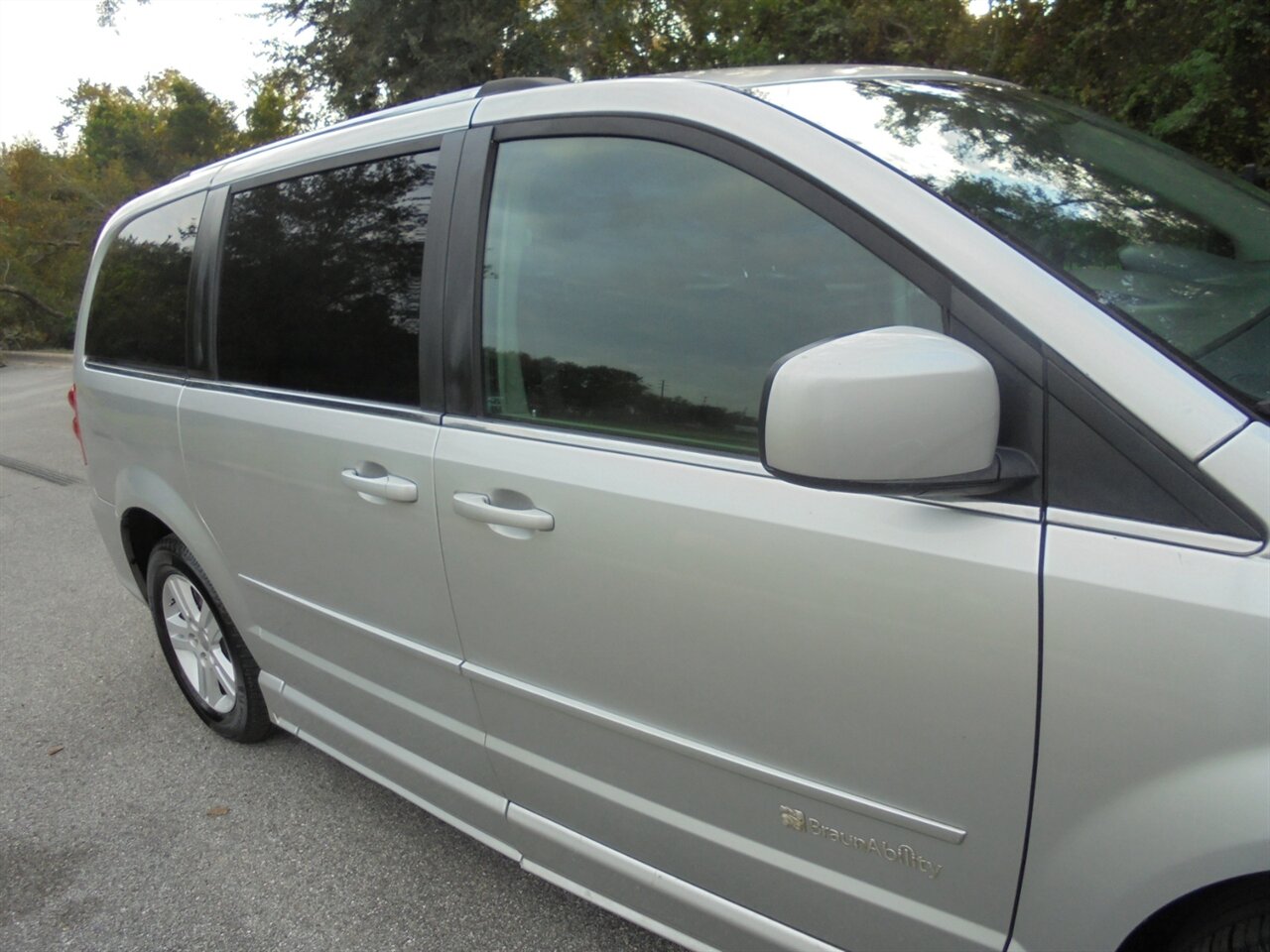 2012 Dodge Grand Caravan Crew  BraunAbility handicap van - Photo 10 - Deland, FL 32720