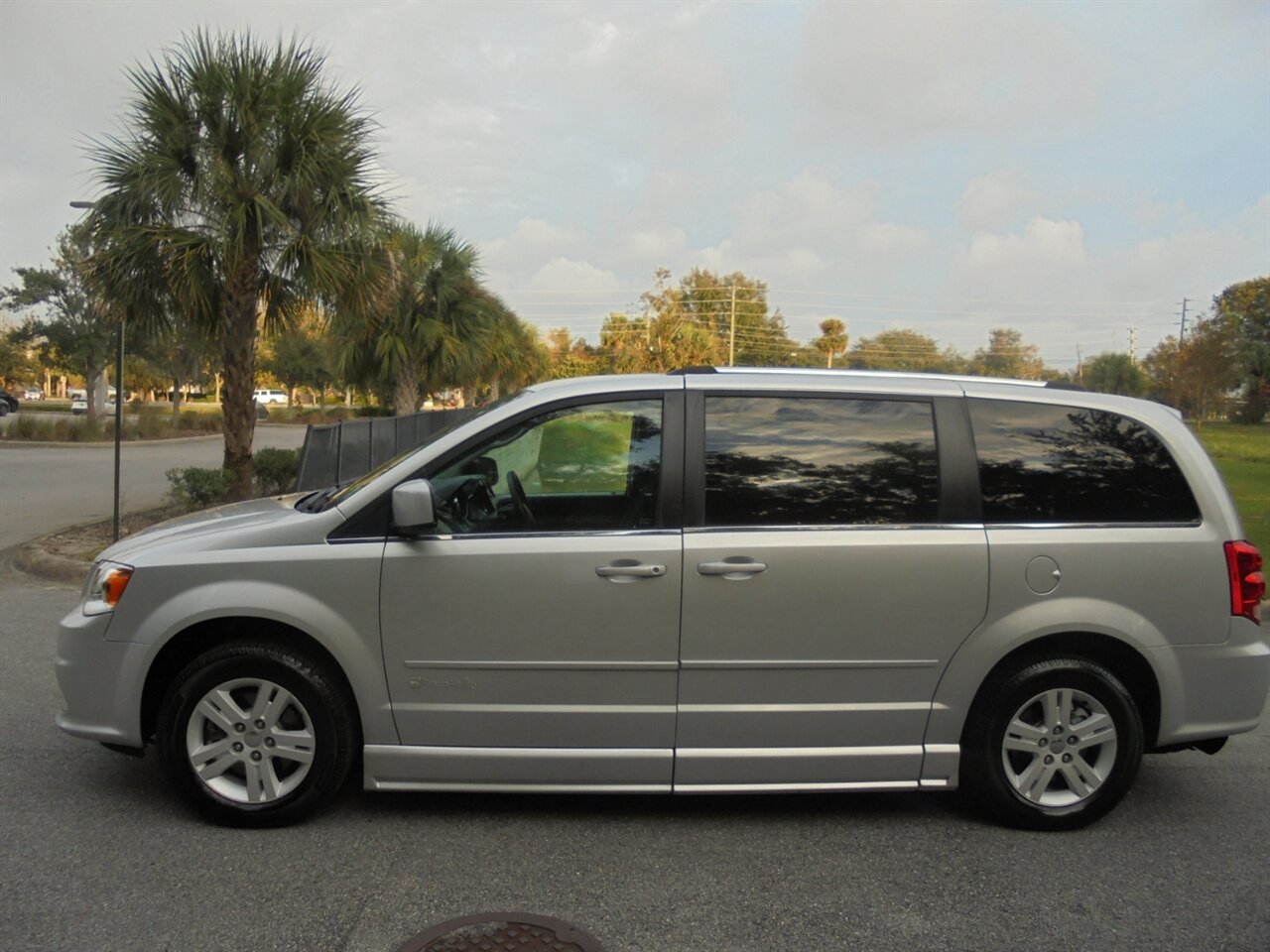 2012 Dodge Grand Caravan Crew  BraunAbility handicap van - Photo 21 - Deland, FL 32720