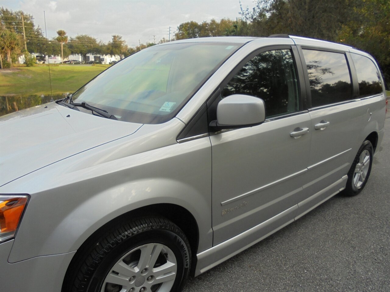 2012 Dodge Grand Caravan Crew  BraunAbility handicap van - Photo 9 - Deland, FL 32720