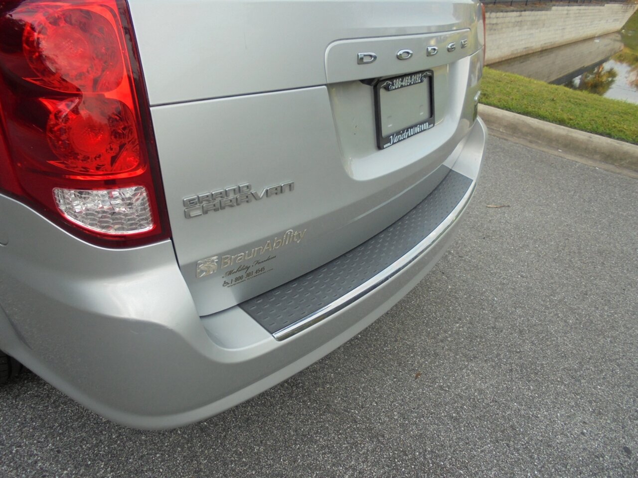 2012 Dodge Grand Caravan Crew  BraunAbility handicap van - Photo 18 - Deland, FL 32720