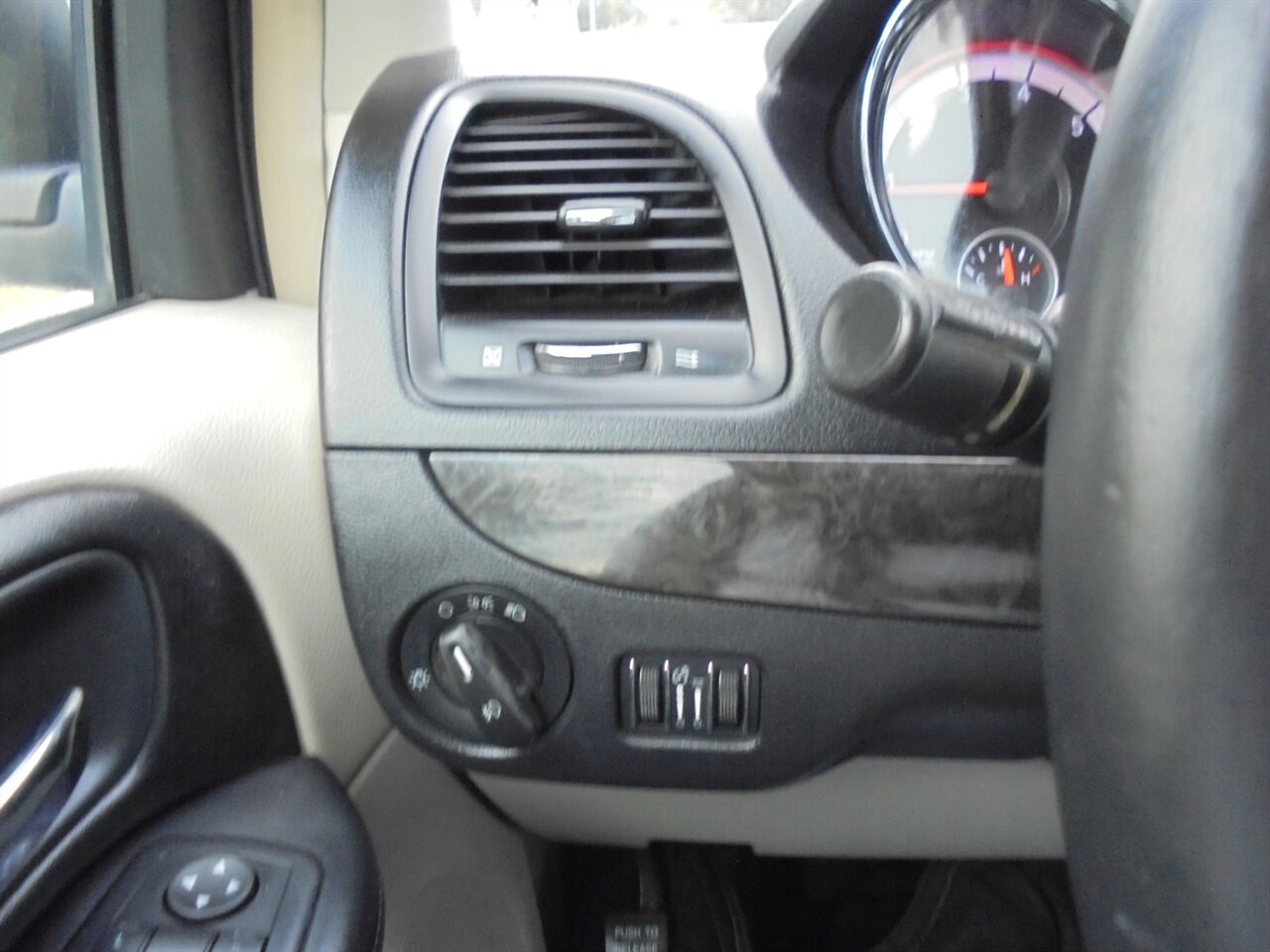 2012 Dodge Grand Caravan Crew  BraunAbility handicap van - Photo 47 - Deland, FL 32720