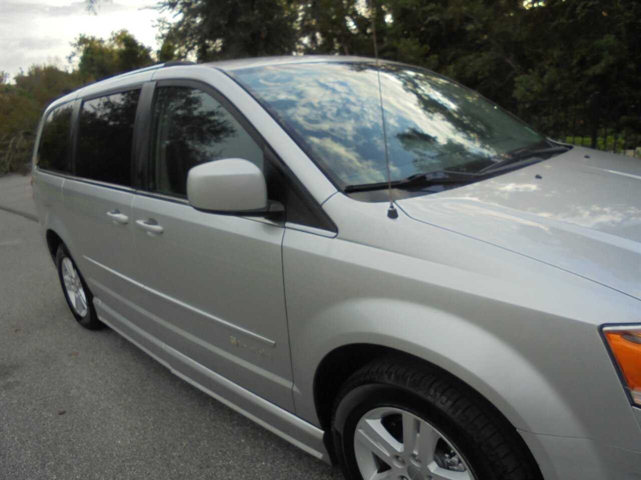 2012 Dodge Grand Caravan Crew  BraunAbility handicap van - Photo 8 - Deland, FL 32720