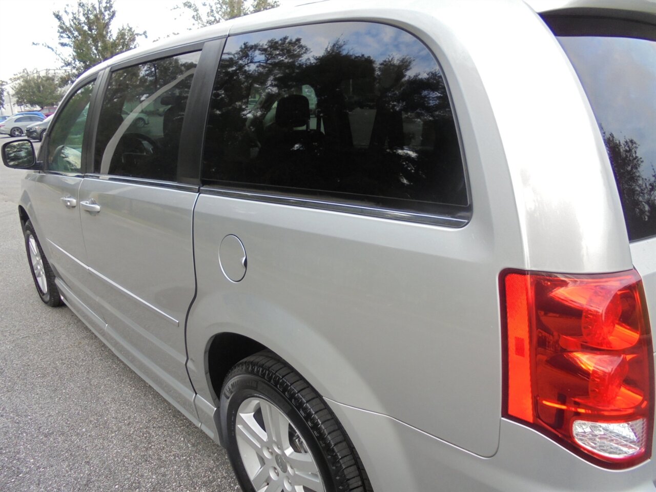 2012 Dodge Grand Caravan Crew  BraunAbility handicap van - Photo 11 - Deland, FL 32720