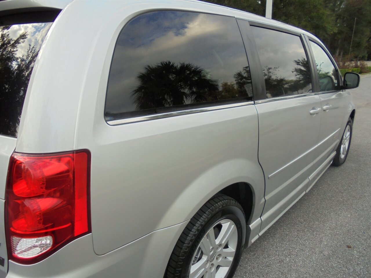 2012 Dodge Grand Caravan Crew  BraunAbility handicap van - Photo 12 - Deland, FL 32720