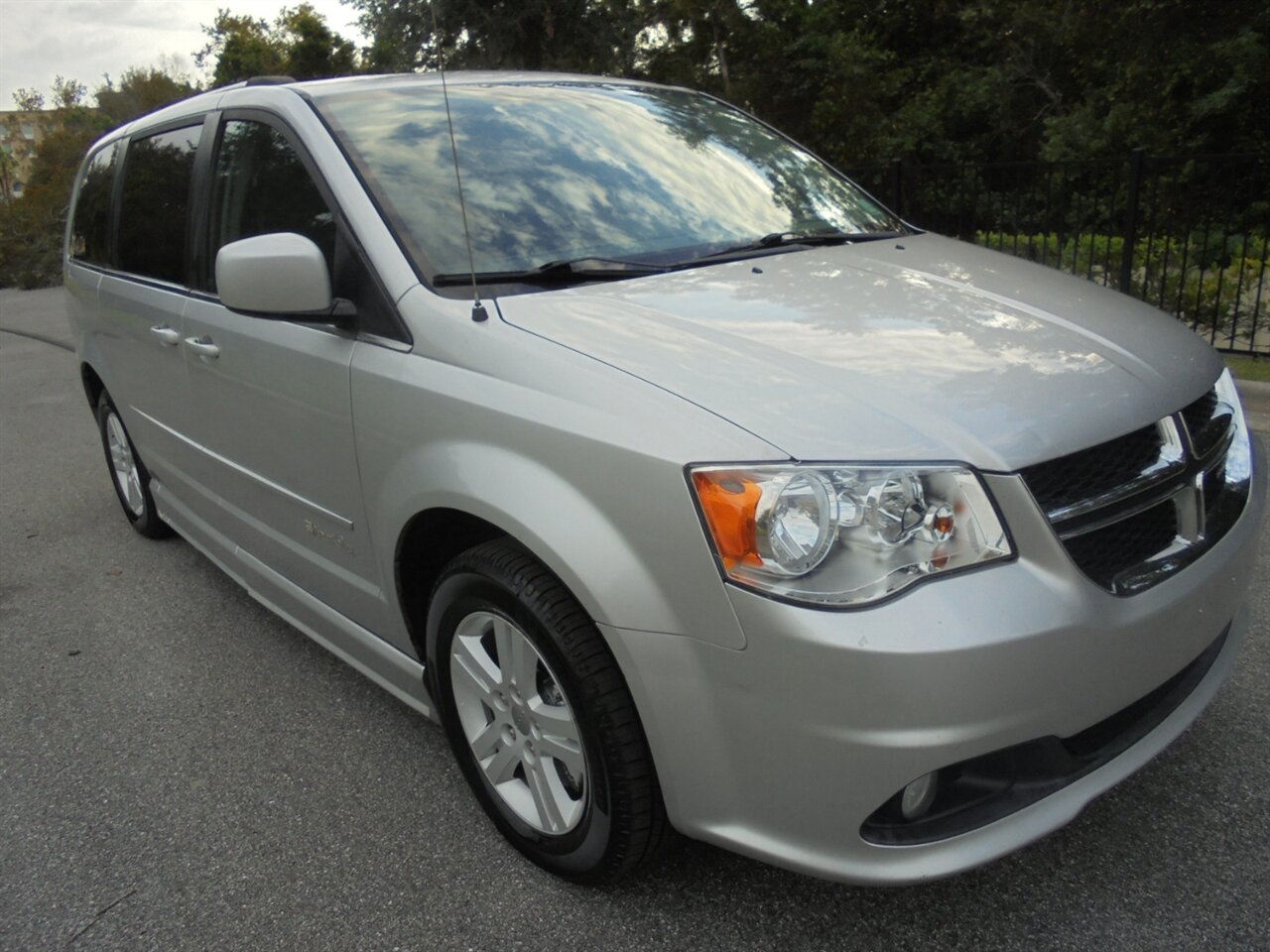 2012 Dodge Grand Caravan Crew  BraunAbility handicap van - Photo 1 - Deland, FL 32720