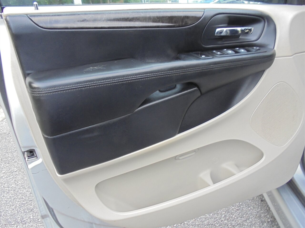 2012 Dodge Grand Caravan Crew  BraunAbility handicap van - Photo 27 - Deland, FL 32720