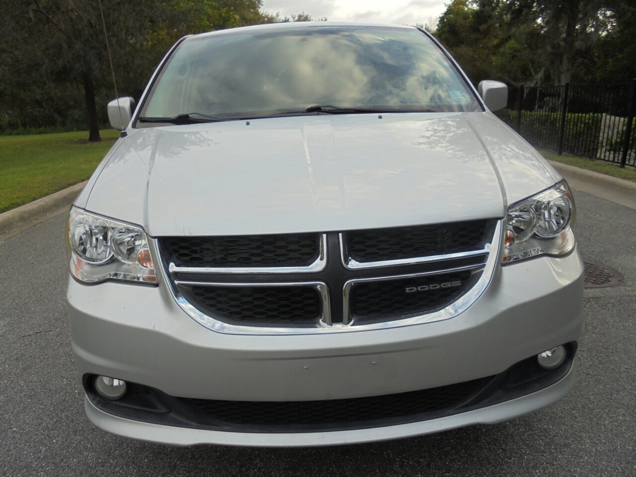 2012 Dodge Grand Caravan Crew  BraunAbility handicap van - Photo 5 - Deland, FL 32720