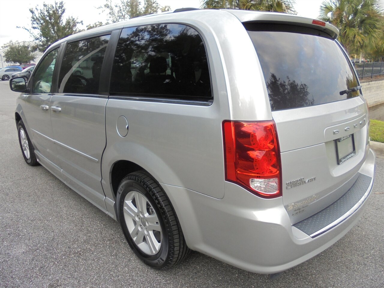 2012 Dodge Grand Caravan Crew  BraunAbility handicap van - Photo 4 - Deland, FL 32720