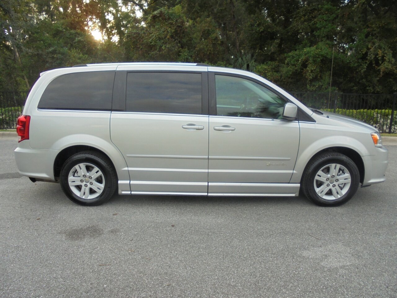 2012 Dodge Grand Caravan Crew  BraunAbility handicap van - Photo 20 - Deland, FL 32720