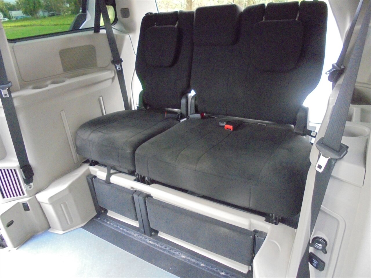 2012 Dodge Grand Caravan Crew  BraunAbility handicap van - Photo 32 - Deland, FL 32720