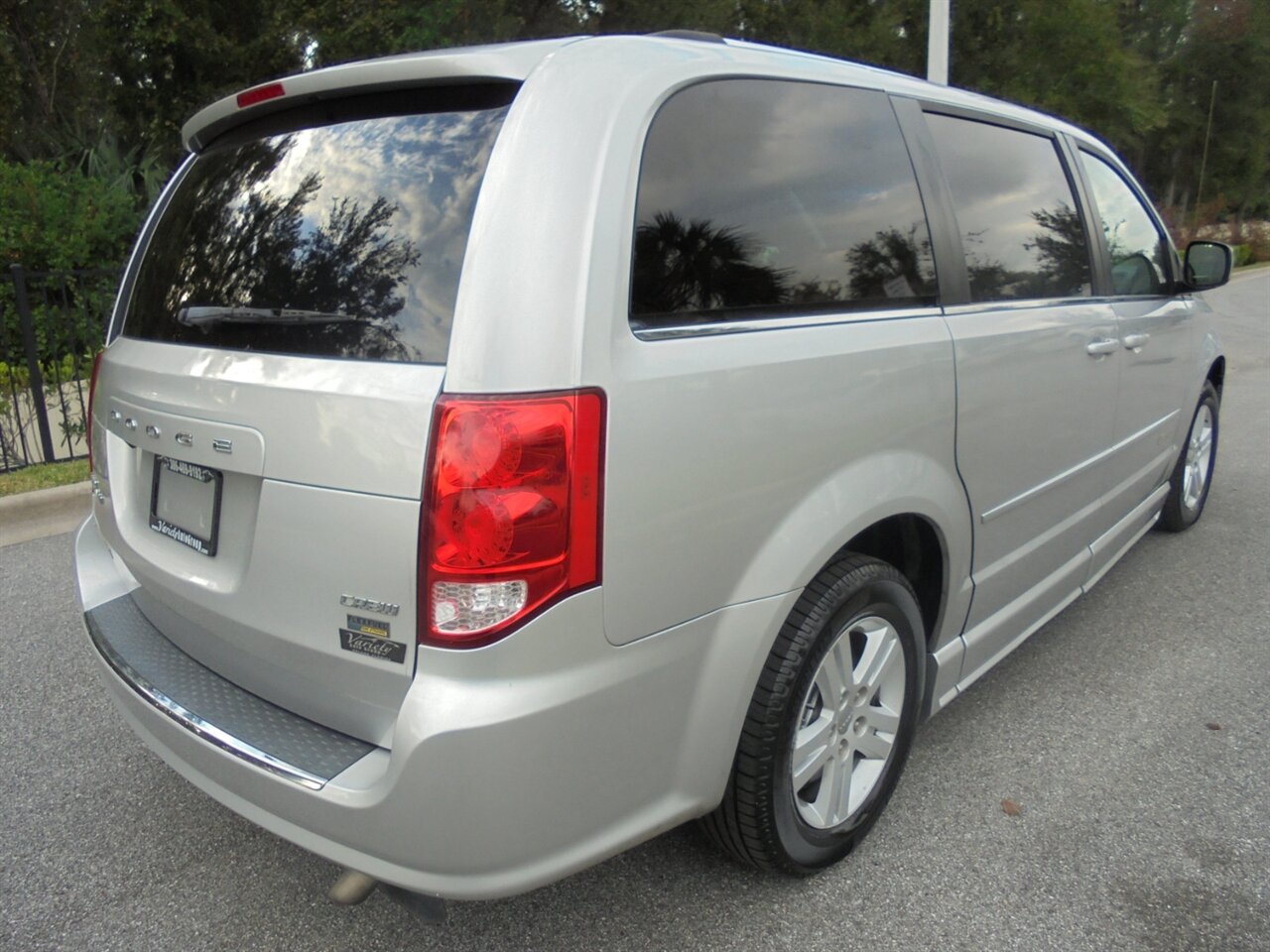 2012 Dodge Grand Caravan Crew  BraunAbility handicap van - Photo 3 - Deland, FL 32720