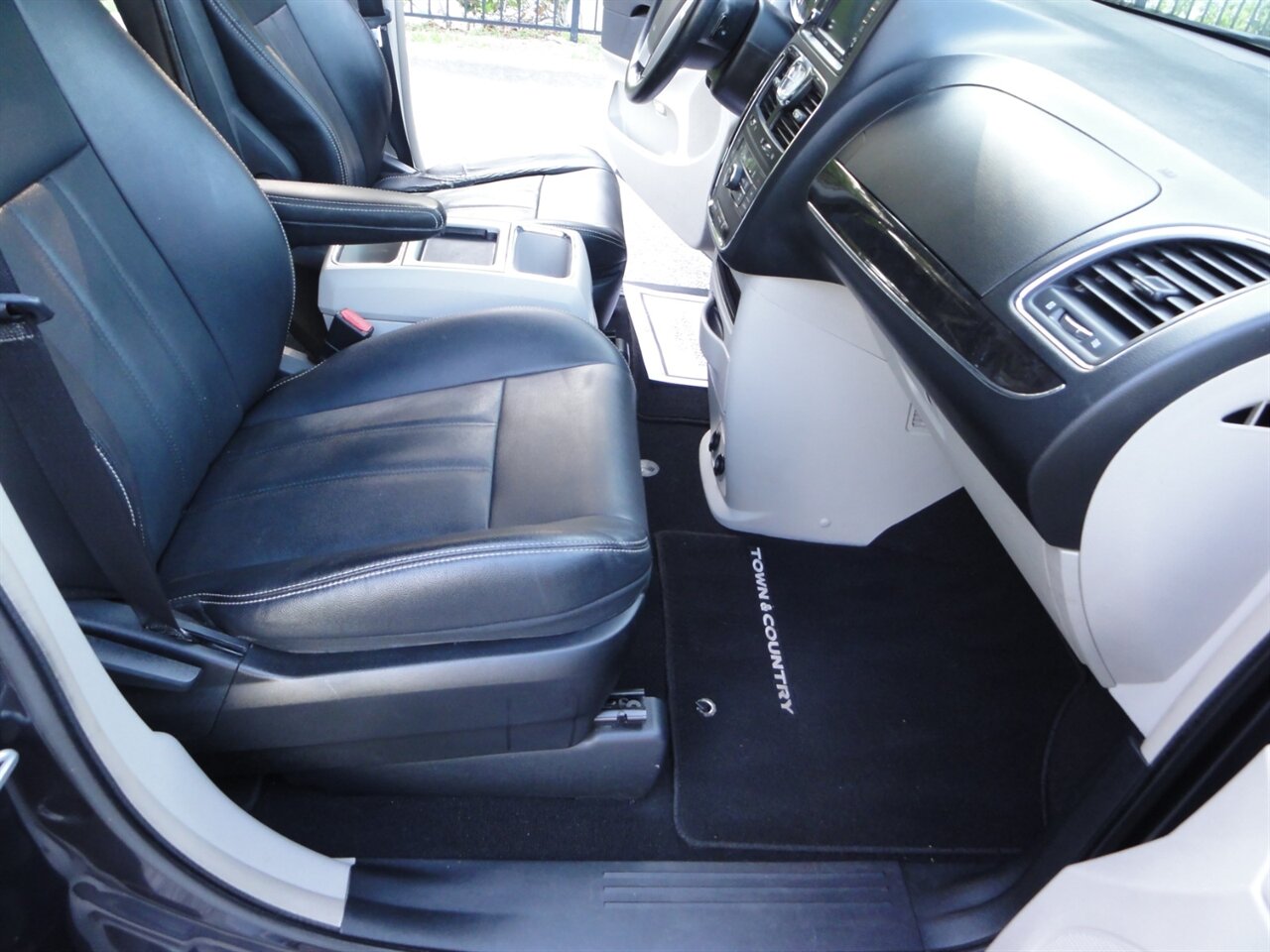 2014 Chrysler Town & Country Touring   - Photo 41 - Deland, FL 32720