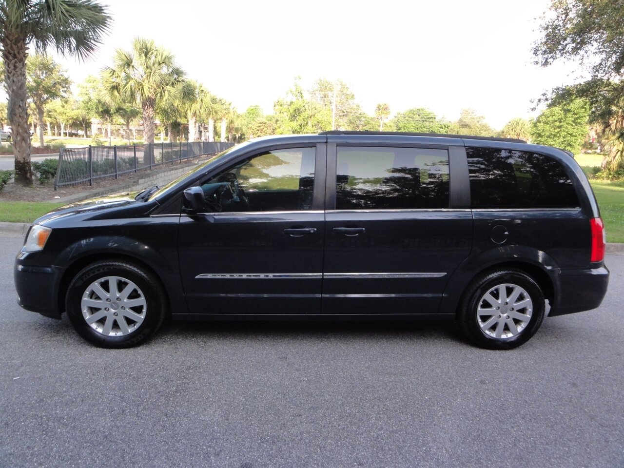 2014 Chrysler Town & Country Touring   - Photo 16 - Deland, FL 32720