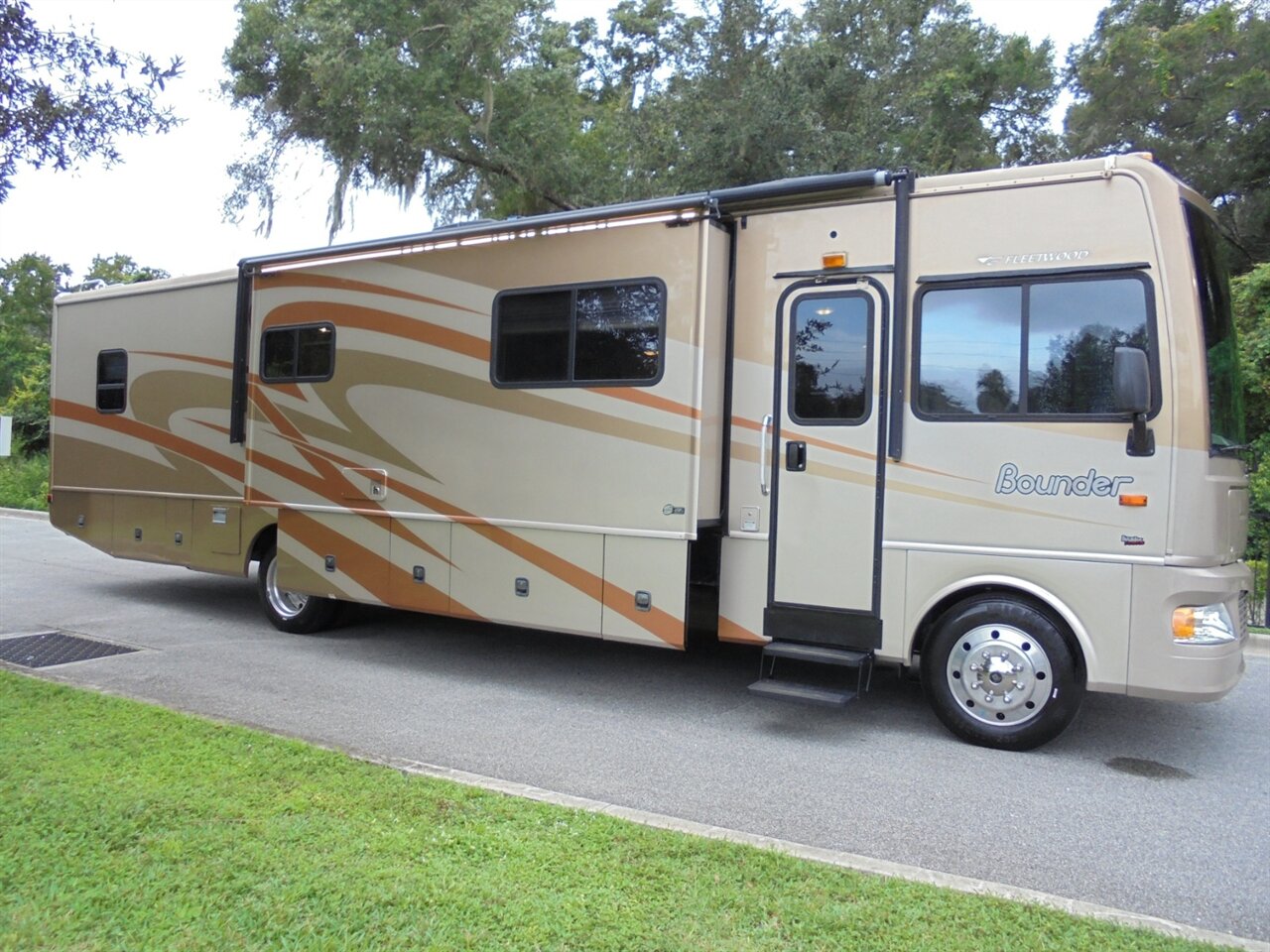 2007 Fleetwood Bounder 38P   - Photo 9 - Deland, FL 32720