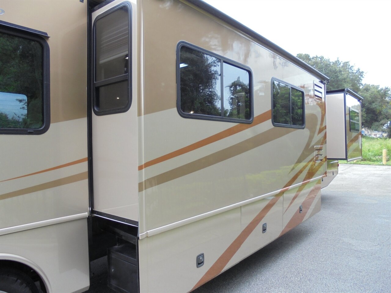 2007 Fleetwood Bounder 38P   - Photo 11 - Deland, FL 32720