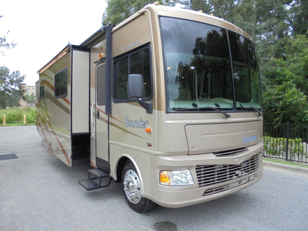 2007 Fleetwood Bounder 38P   - Photo 2 - Deland, FL 32720