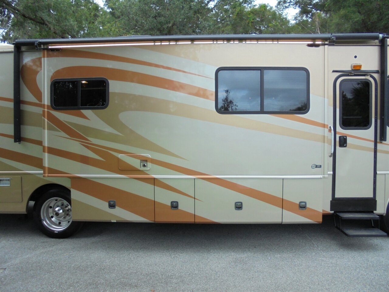 2007 Fleetwood Bounder 38P   - Photo 13 - Deland, FL 32720