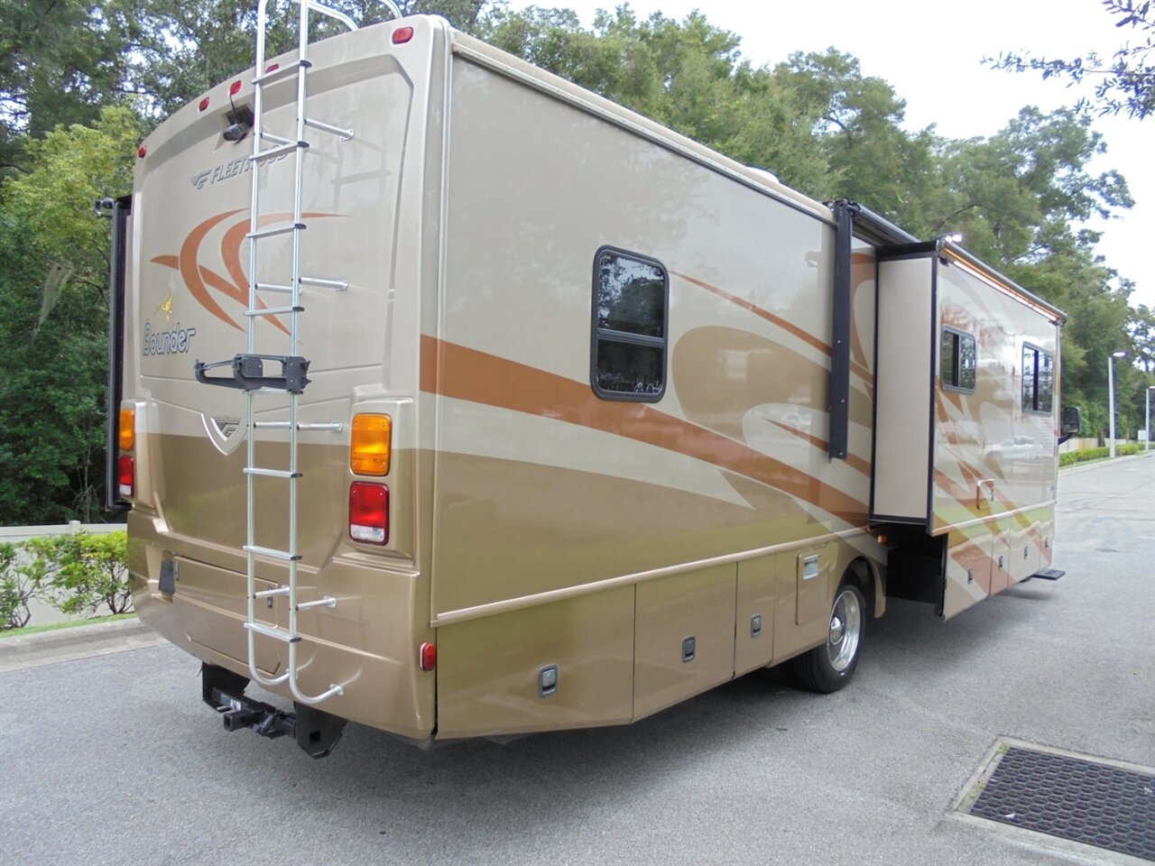 2007 Fleetwood Bounder 38P   - Photo 15 - Deland, FL 32720