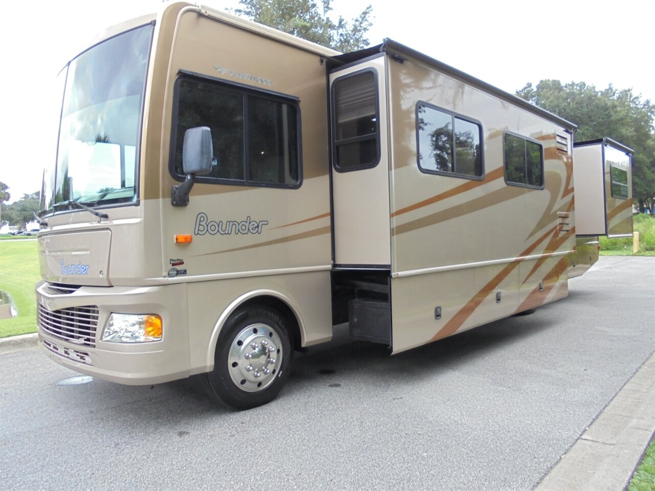 2007 Fleetwood Bounder 38P   - Photo 4 - Deland, FL 32720