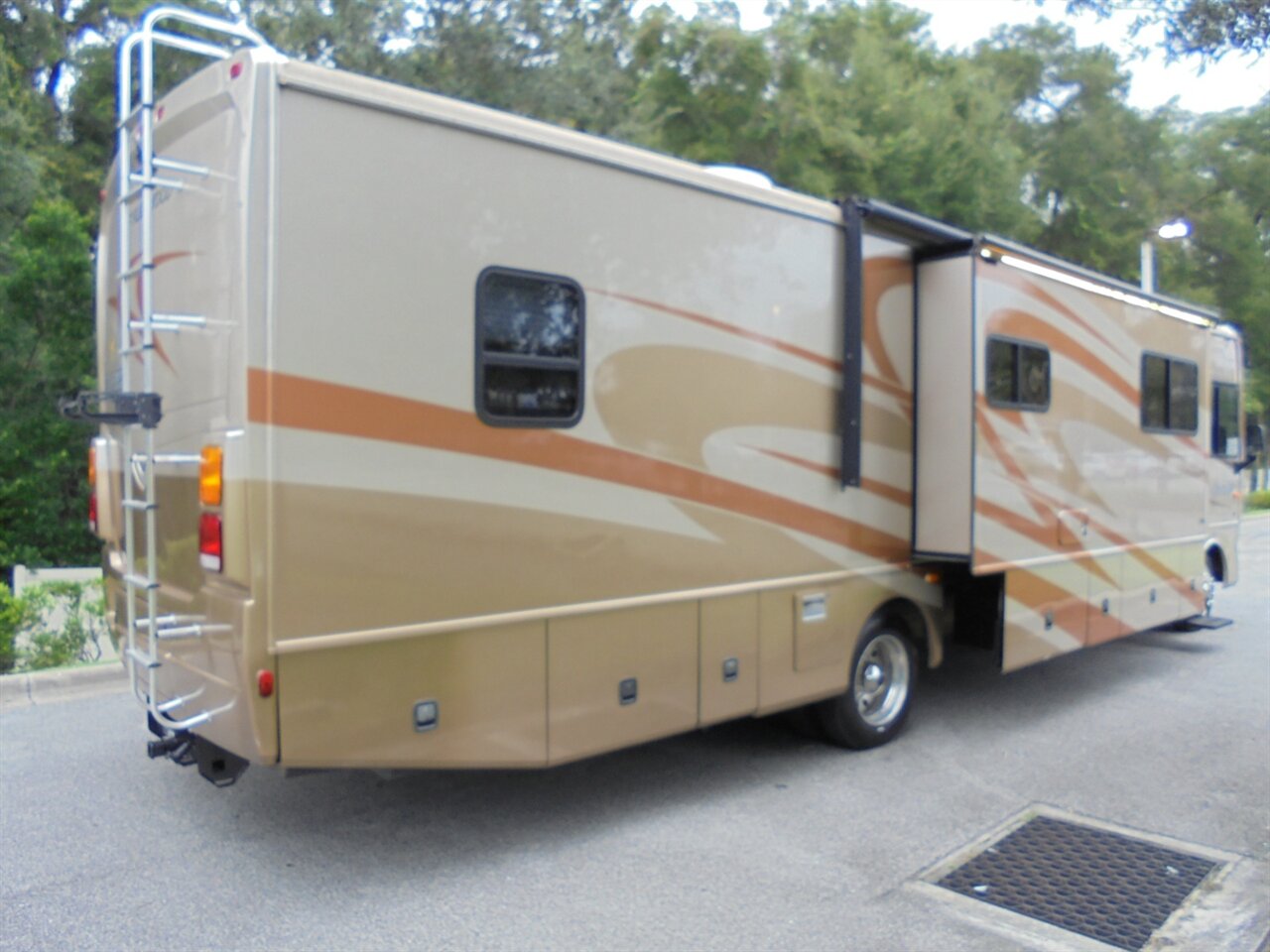 2007 Fleetwood Bounder 38P   - Photo 6 - Deland, FL 32720