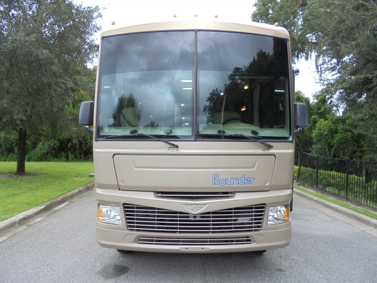 2007 Fleetwood Bounder 38P   - Photo 7 - Deland, FL 32720