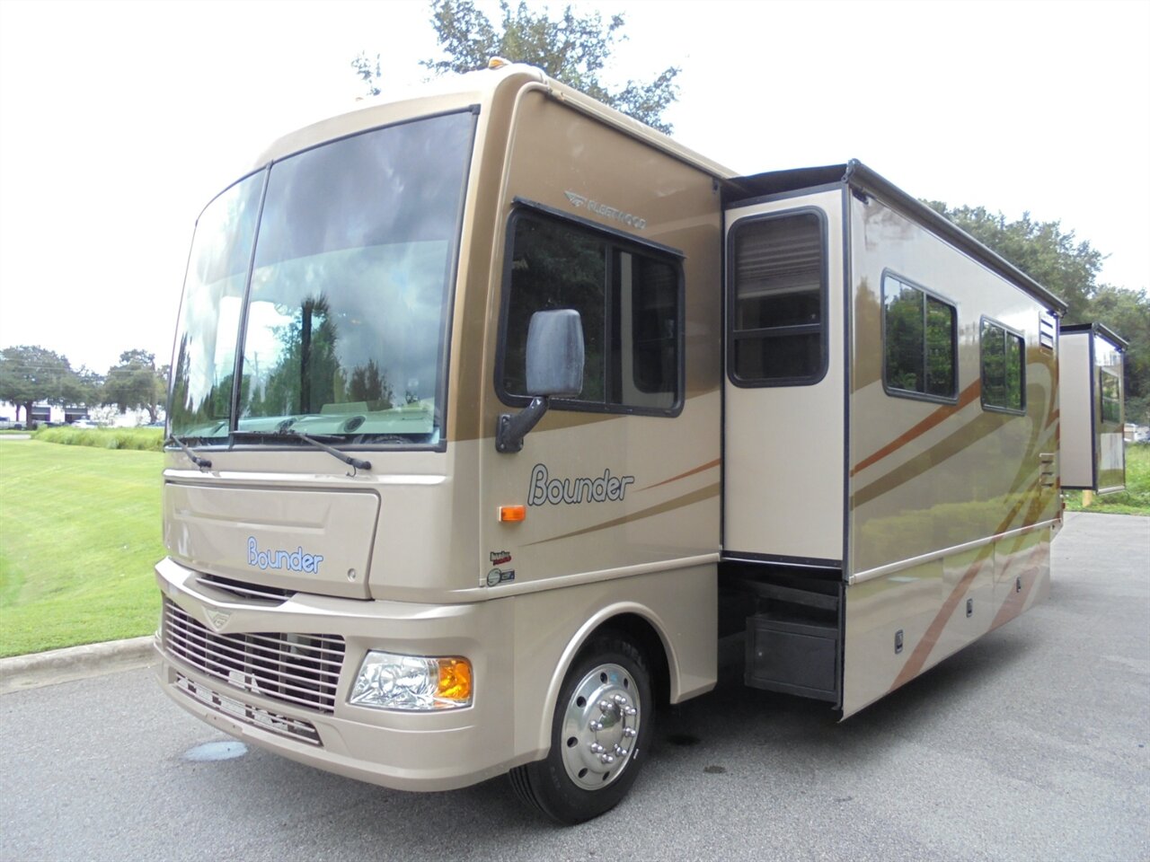 2007 Fleetwood Bounder 38P   - Photo 3 - Deland, FL 32720