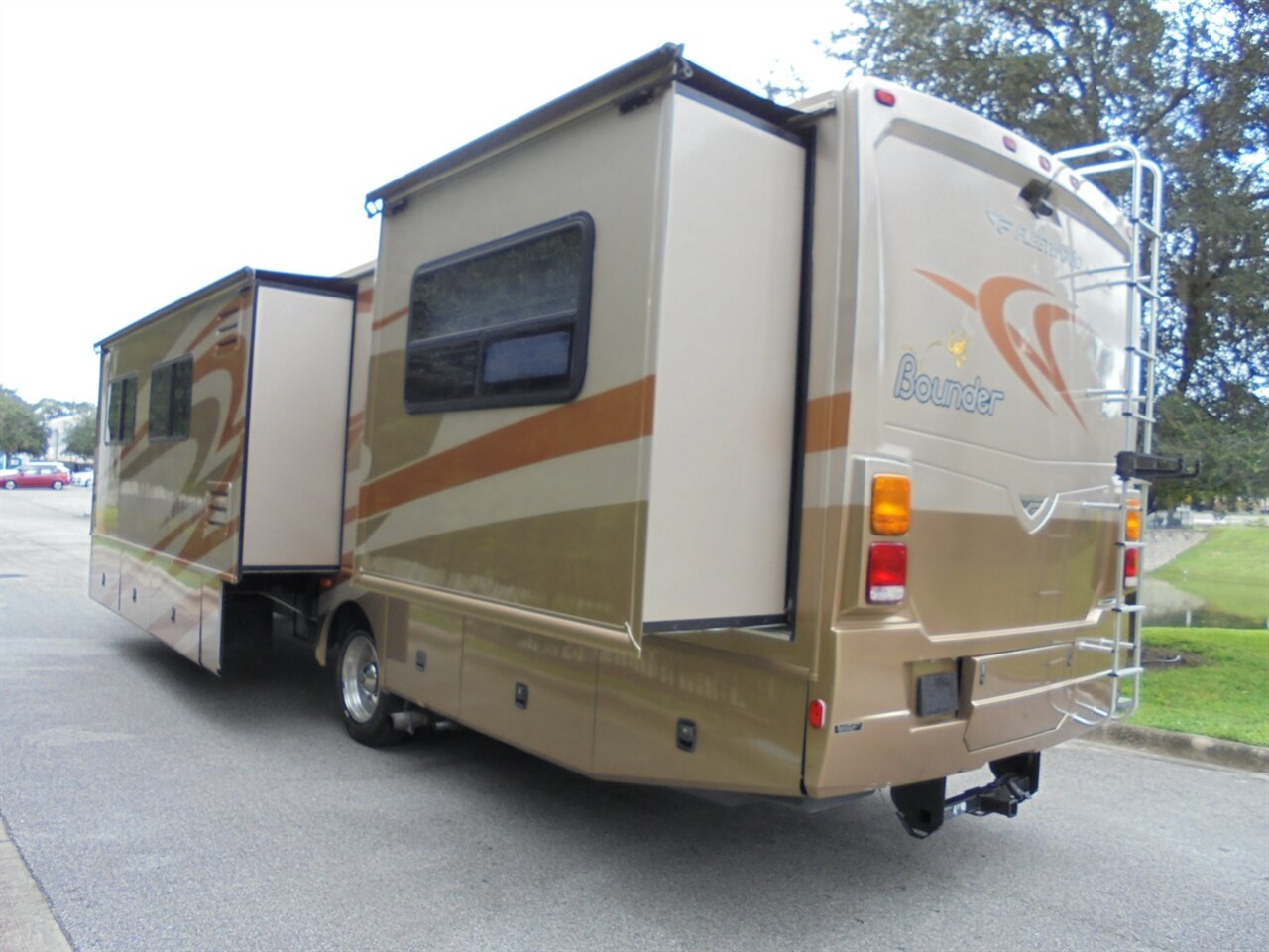 2007 Fleetwood Bounder 38P   - Photo 5 - Deland, FL 32720