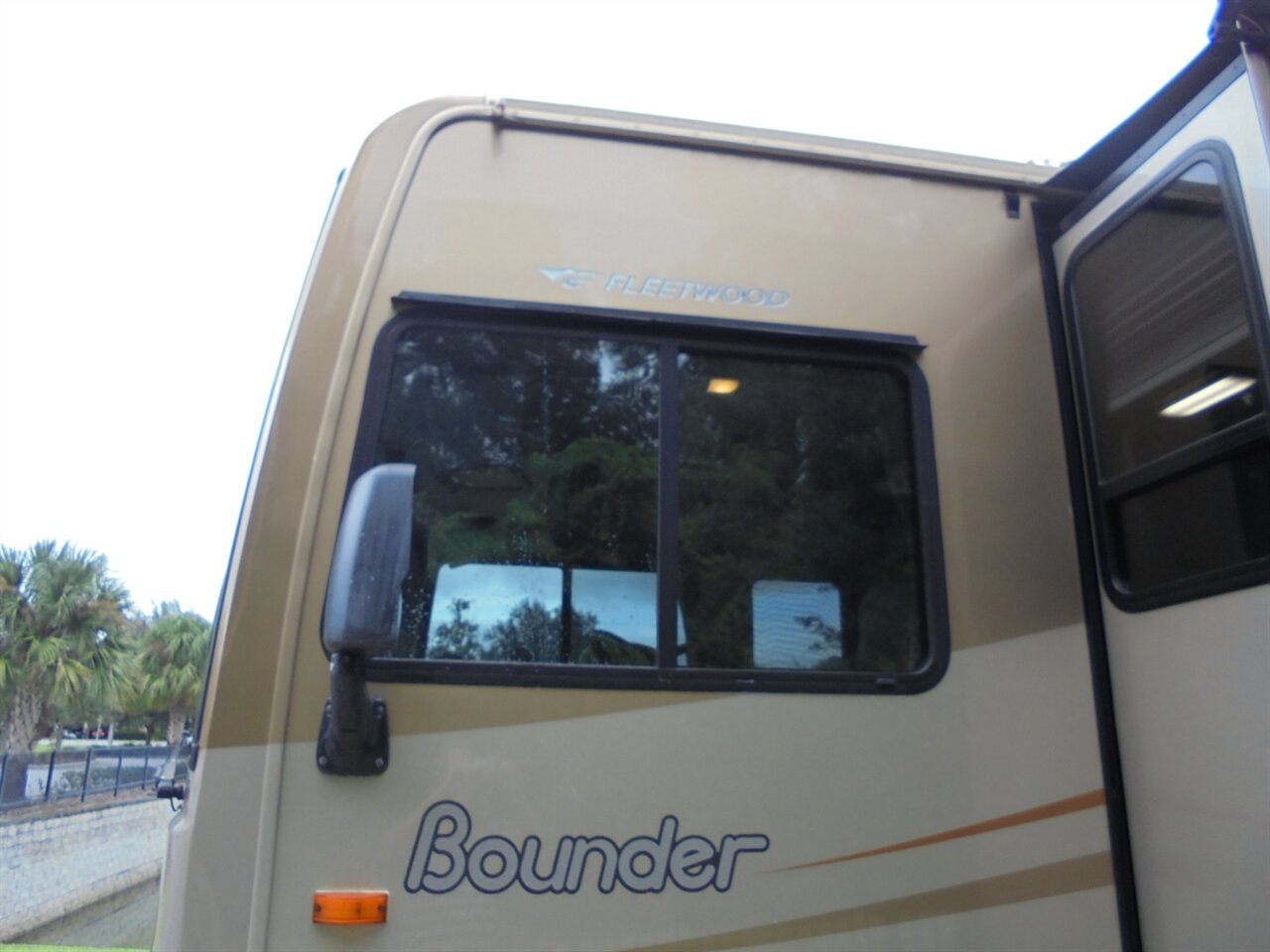 2007 Fleetwood Bounder 38P   - Photo 20 - Deland, FL 32720