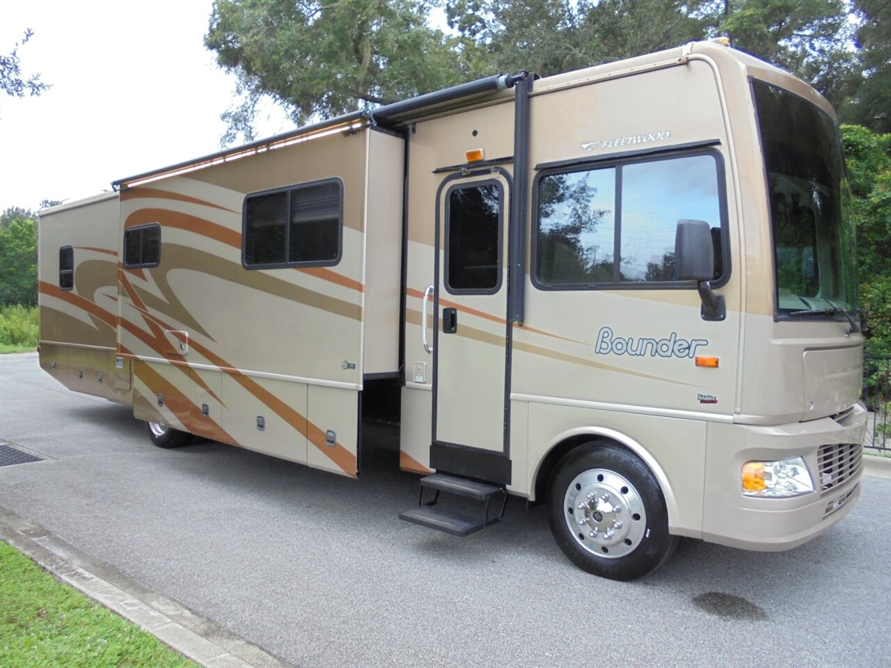 2007 Fleetwood Bounder 38P   - Photo 8 - Deland, FL 32720