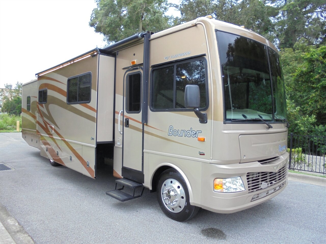 2007 Fleetwood Bounder 38P   - Photo 1 - Deland, FL 32720