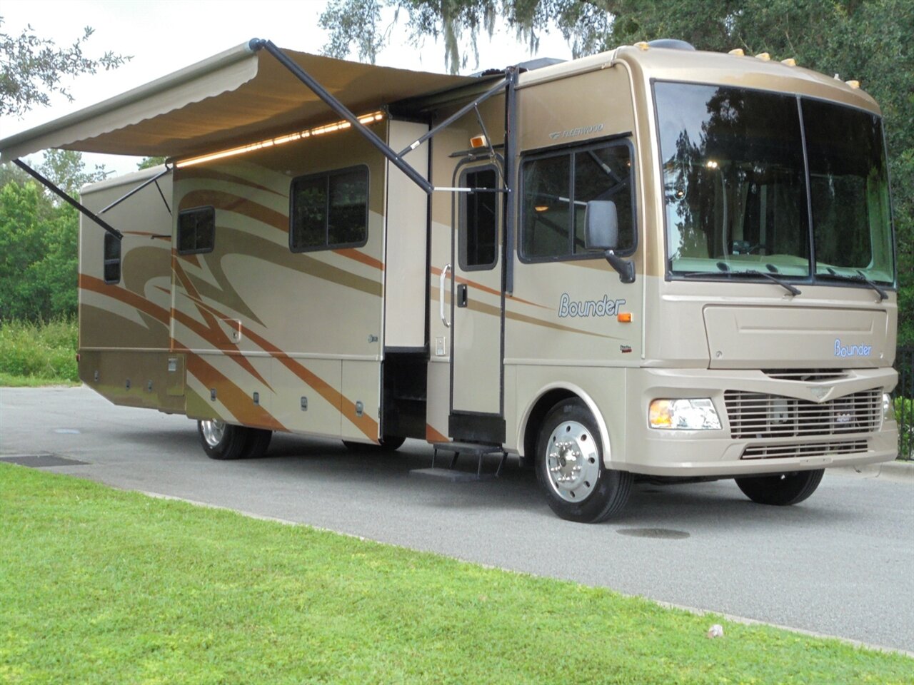 2007 Fleetwood Bounder 38P   - Photo 21 - Deland, FL 32720