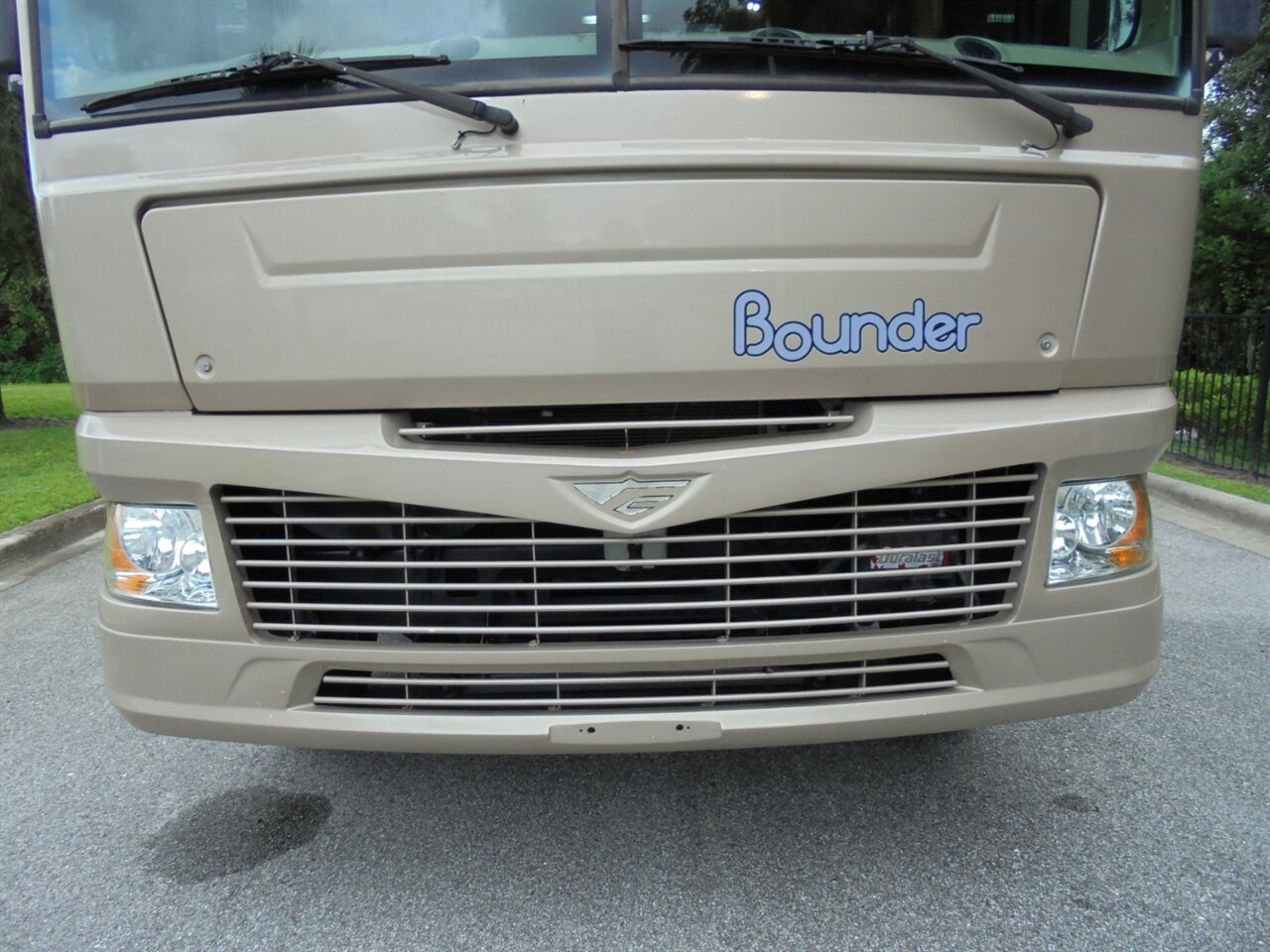 2007 Fleetwood Bounder 38P   - Photo 19 - Deland, FL 32720