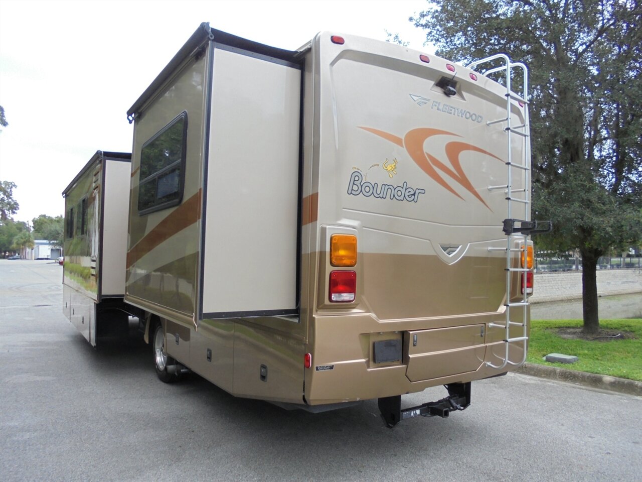 2007 Fleetwood Bounder 38P   - Photo 14 - Deland, FL 32720