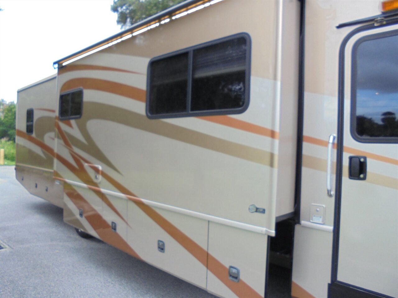 2007 Fleetwood Bounder 38P   - Photo 12 - Deland, FL 32720