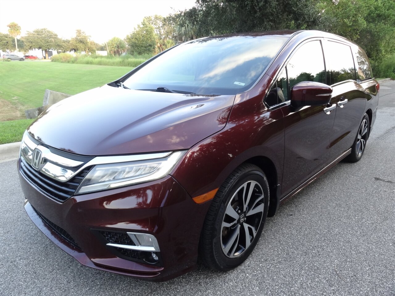 2018 Honda Odyssey Elite  Premium - Photo 2 - Deland, FL 32720
