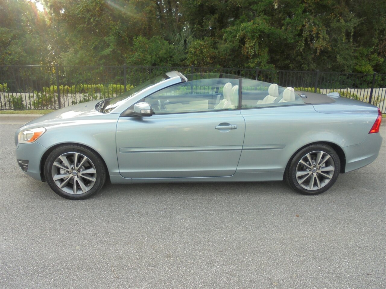 2012 Volvo C70 T5  Premium - Photo 28 - Deland, FL 32720