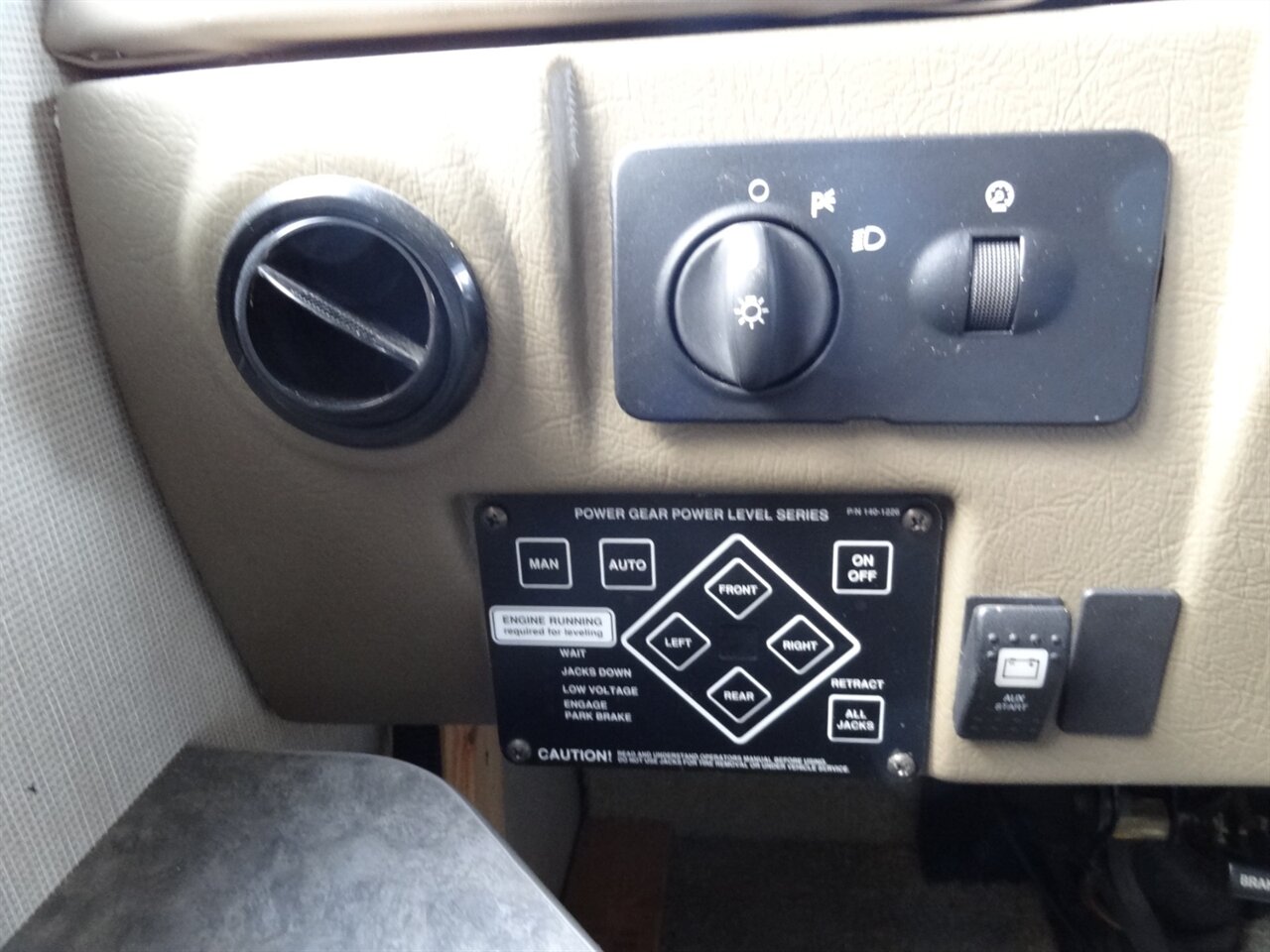 2015 Fleetwood Flair 26D Class A   - Photo 42 - Deland, FL 32720