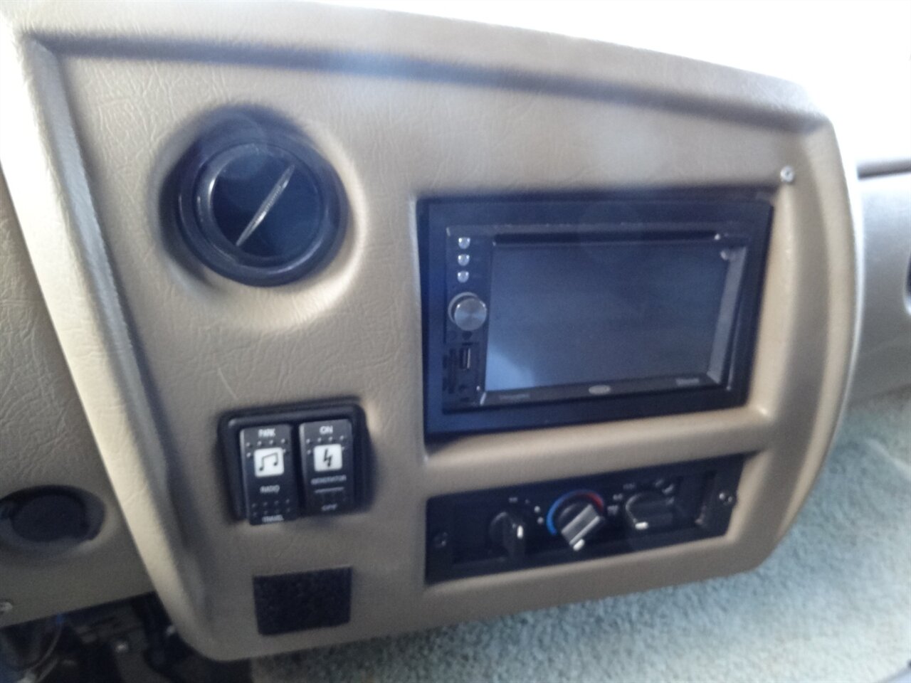 2015 Fleetwood Flair 26D Class A   - Photo 43 - Deland, FL 32720